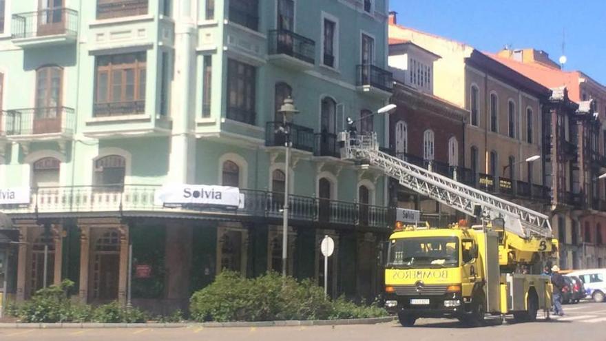 El viento dispara la polución en Avilés con caída de ramas en la vía pública