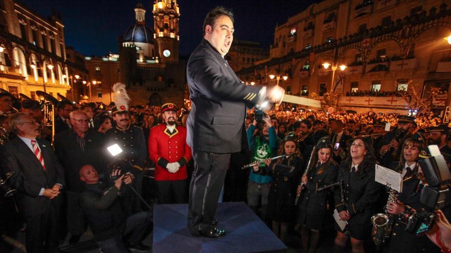 José Antonio Llinares dirigiendo el Himno de Fiestas