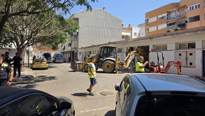 Imatges de l'enderrocament de les «portes blaves», els trasters ocupats de la Plantera de Blanes