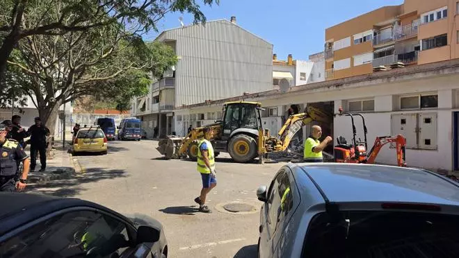 Imatges de l'enderrocament de les «portes blaves», els trasters ocupats de la Plantera de Blanes