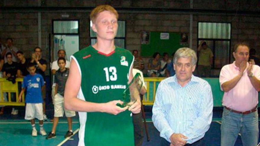 Marius Grigonis recoge el premio de MVP en el torneo de 2004.