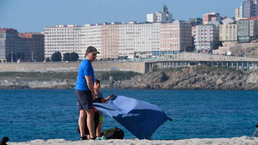 Al sol en una playa de A Coruña.