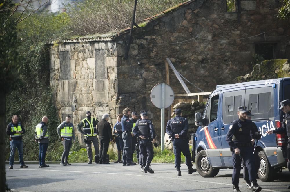 Varias unidades policiales realizaron un importante despliegue en las viviendas de San José, situadas entre los concellos de A Coruña y Arteixo, durante una investigación contra el tráfico de drogas.