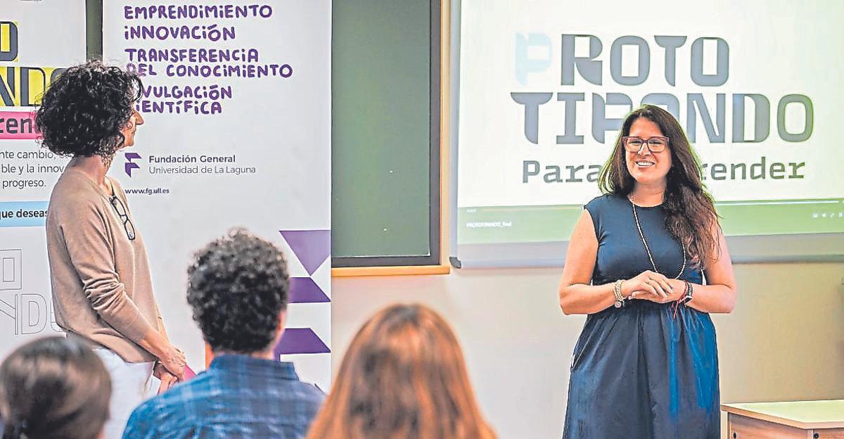 Daniela Saputi y María del Rosario Hernández Borges, gerente del Centro de Orientación, Emprendimiento, Acompañamiento e Innovación para el Empleo (COE) y vicerrectora de Estudiantes de la Universidad de La Laguna, durante la presentación oficial de la I Edición de Prototipando para Emprender.