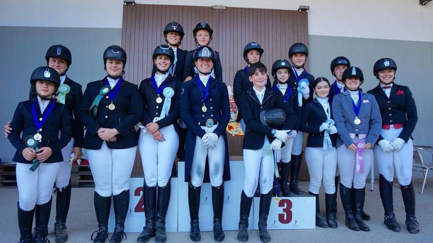 Foto de familia de los ganadores en el Concurso Territorial de Doma Clásica de Mouriscade. |