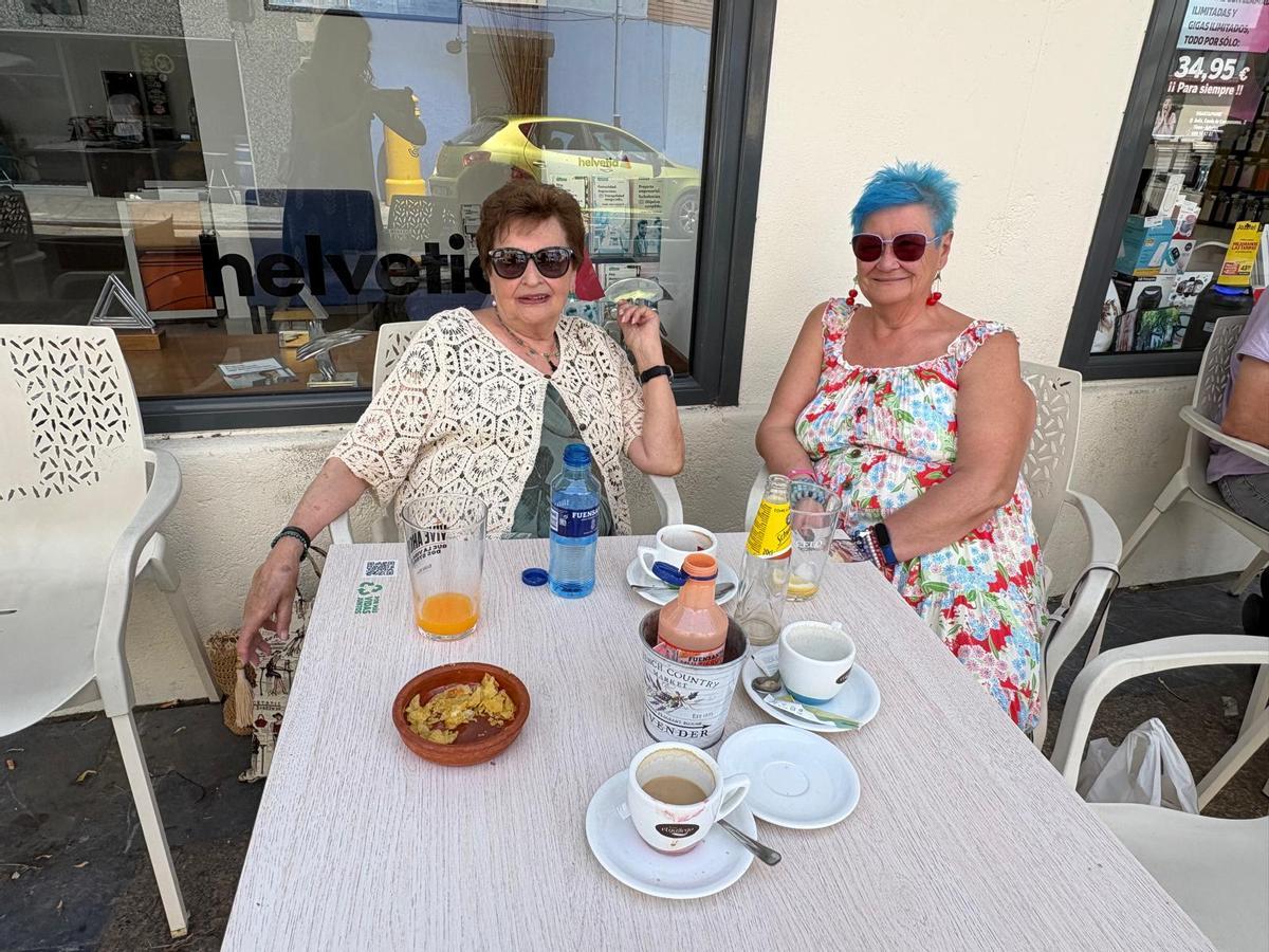 Adelita Puente y Trinidad Lobato en una terraza a la sombra en el centro de Tineo.