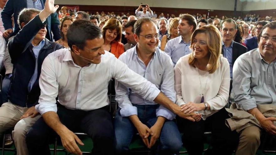 Sánchez saluda a Susana Díaz, ayer, durante el acto celebrado en Madrid.