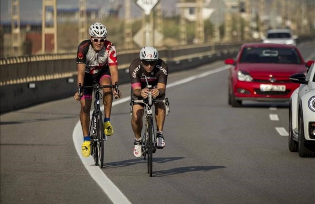 zentauroepp38909931 calella 16 06 2017   ciclistas amateurs rodando por la carre170616163236