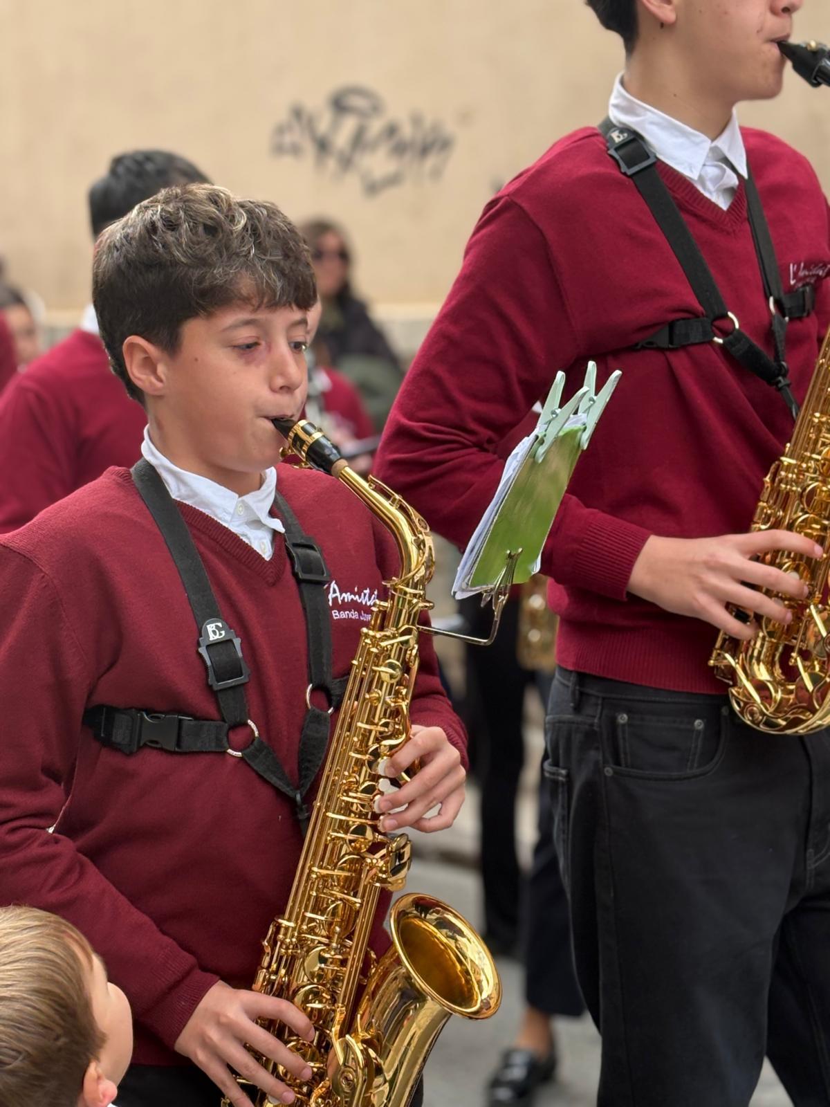La banda juvenil de l'Amistat de Quart durante la Ofrenda.