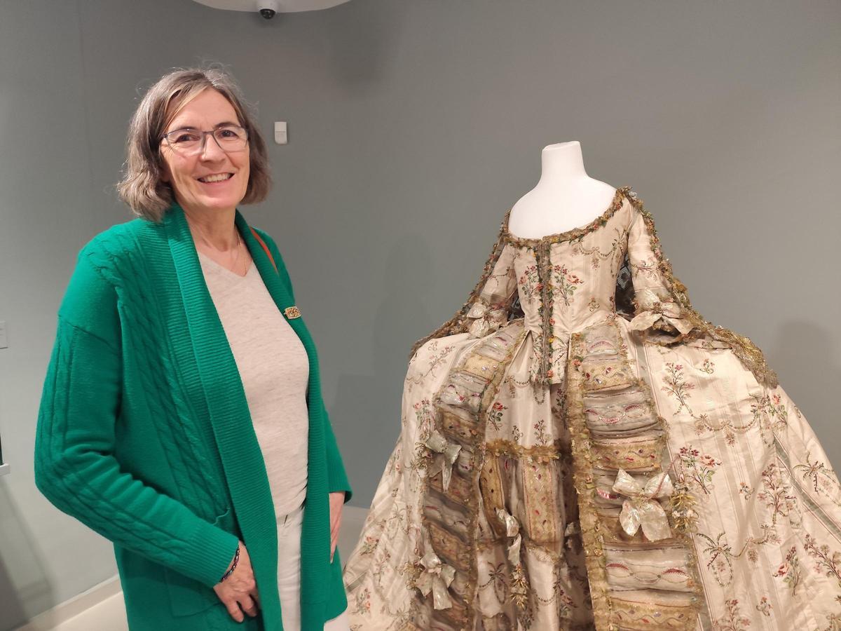 Francesca Piñol davant una de les peces tèxtils del fons permanent del Museu de l’Empordà, la setmana passada.