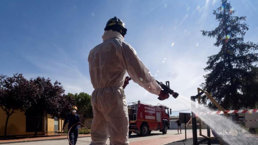 Un bombero desinfecta las calles de Pedrajas de San Esteban.