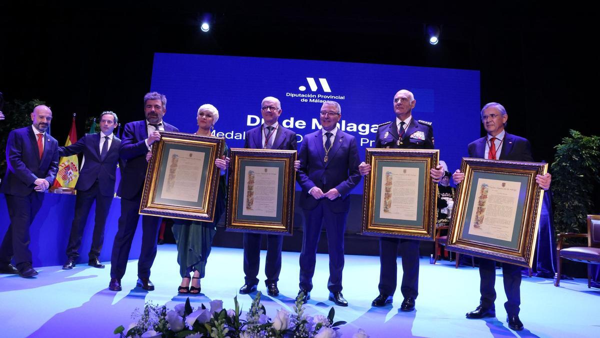 Los distinguidos con la Medalla de Oro de la Provincia rodean al presidente de la Diputación, Francisco Salado.