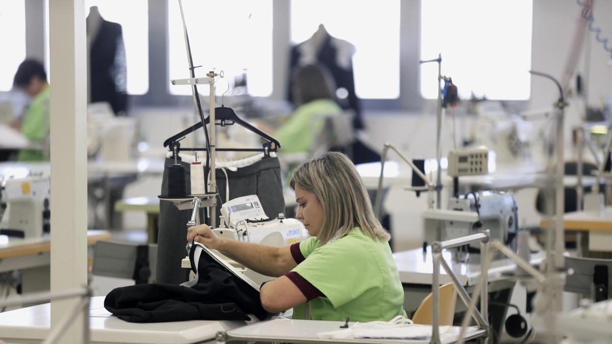 Una costurera en el taller de Inditex en el complejo industrial de Arteixo.