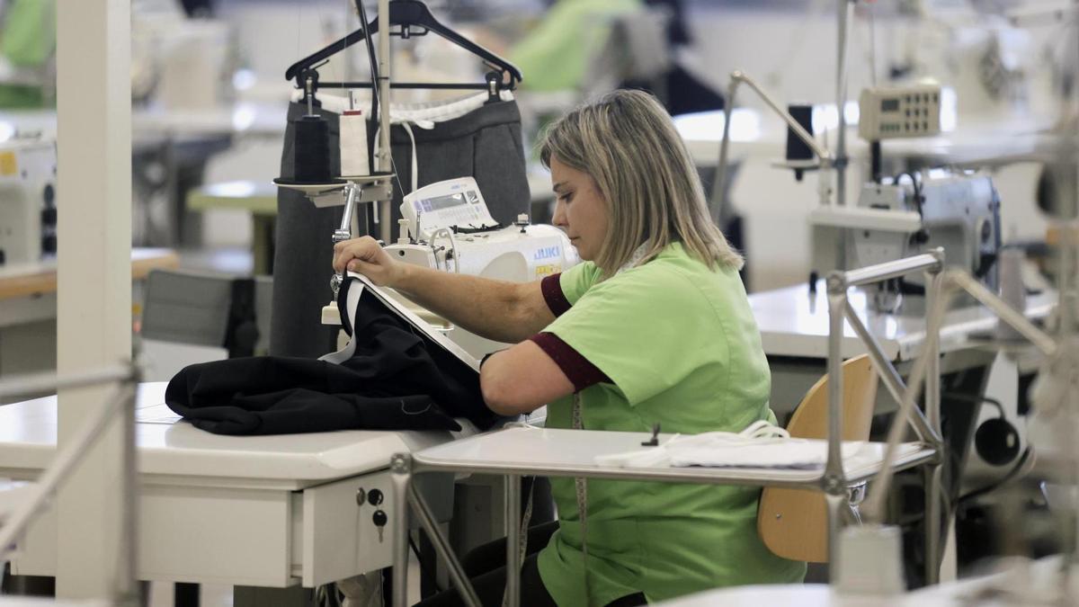 Una costurera en el taller de Inditex en el complejo industrial de Arteixo.