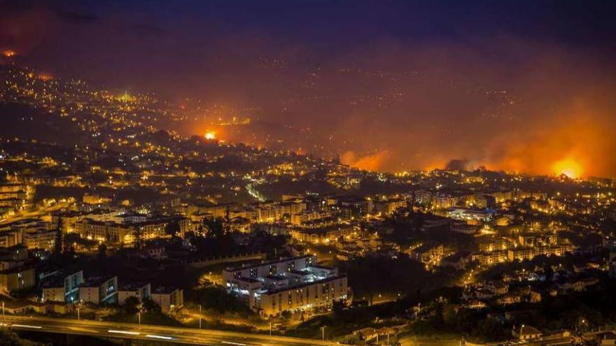 Imagen nocturna de las llamas cercando las casas de la capital de Madeira, Funchal.