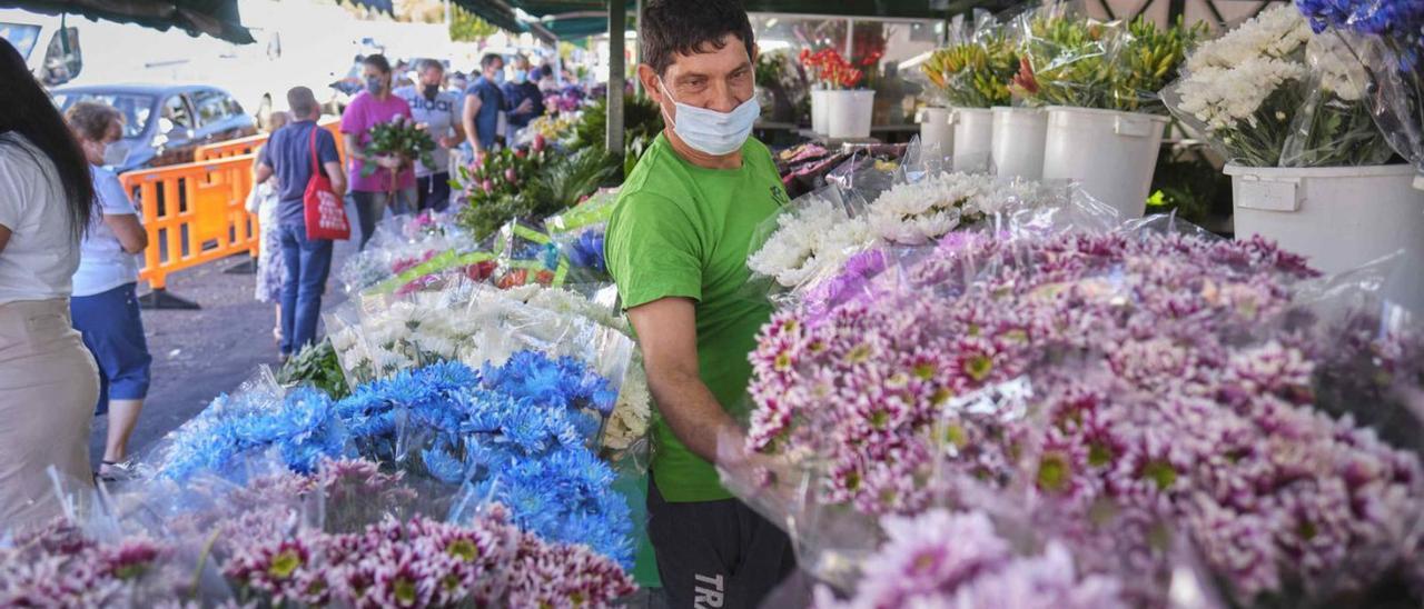 Un vendedor de flores, ayer en el cementerio de Santa Lastenia. | | CARSTEN W. LAURITSEN