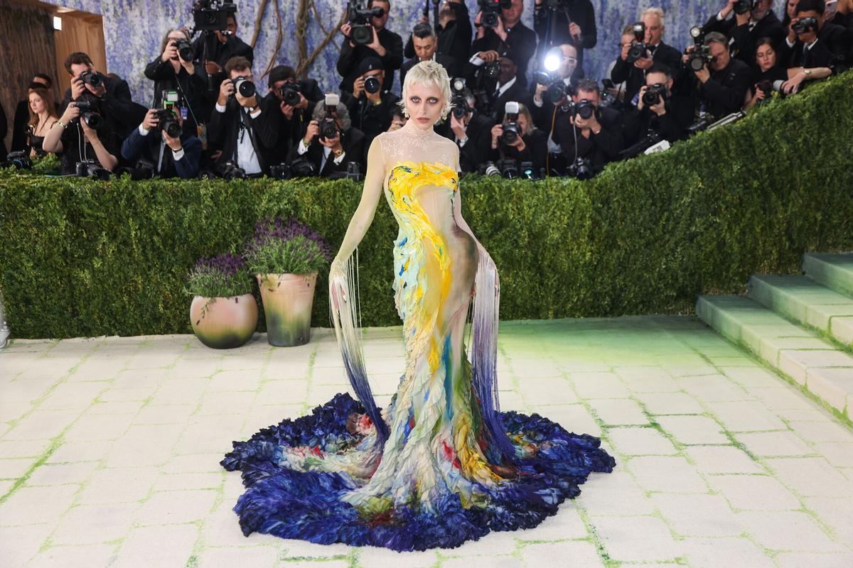 NEW YORK (United States), 04/05/2026.- US podcaster and model Emma Chamberlain poses on the red carpet for the 2026 Met Gala, the annual benefit for the Metropolitan Museum of Art's Costume Institute, in New York, New York, USA, 04 May 2026. The event coincides with the Met Costume Institute's spring 2026 exhibition ‘Costume Art’ which will be on view from 10 May 2026 through 10 January 2027. (Nueva York) EFE/EPA/SARAH YENESEL