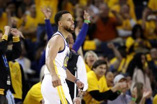 Curry dirige un triunfo arrollador de los Warriors