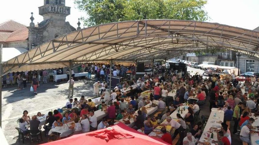 Carpa en la plaza de la iglesia de Moscoso en la XVII Festa da Chula.