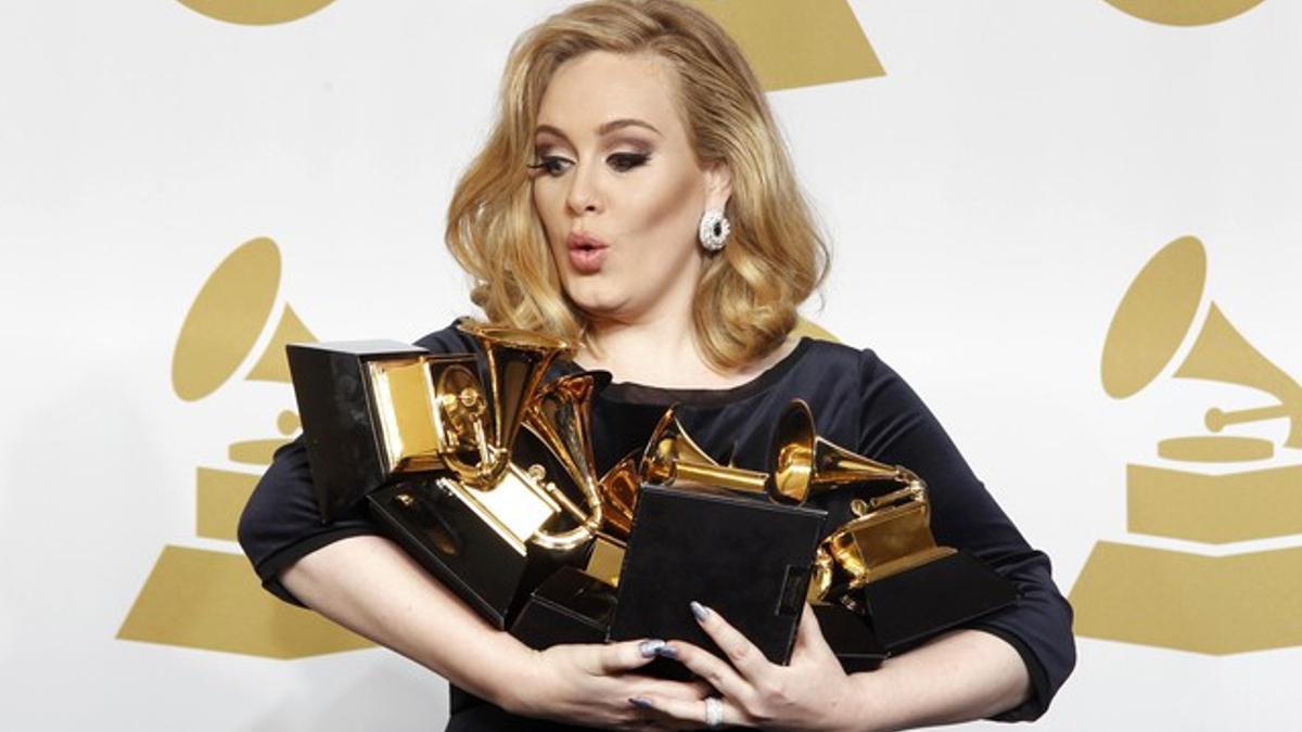 La cantante Adele, con sus seis Grammyse, el pasado 12 de febrero.