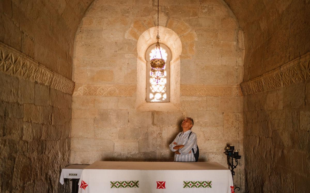 Un turista observa la réplica de la corona de Recesvinto, en la Basílica de San Juan de Baños de Cerrato.