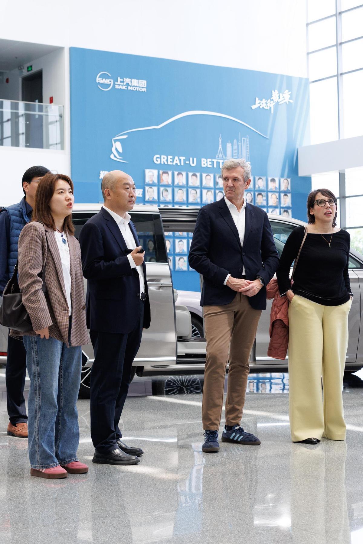 Alfonso Rueda y María Jesús Lorenzana, ayer, en la planta de baterías de SAIC en Zhengzhou (China).