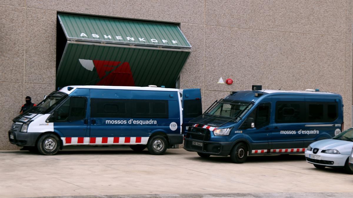 Agentes de los Mossos d'Esquadra en la puerta de la nave industrial de la calle de Boters de la Bisbal del Penedès, donde se realiza un operativo antidroga.