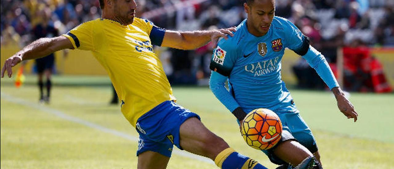 David García, capitán de la UD, trata de frenar el avance del atacante del Barça Neymar.