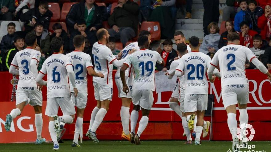El Huesca saca un empate en Gijón con su único disparo a puerta (1-1)