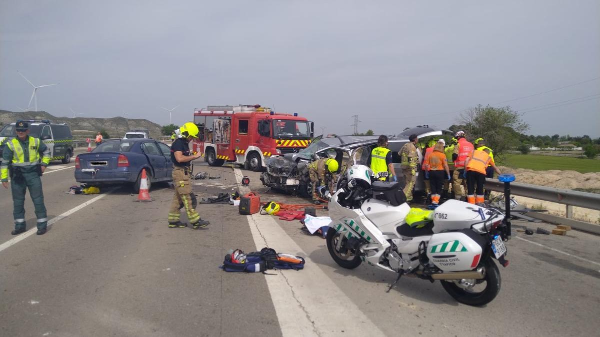 Intervención de los Bomberos de Zaragoza durante el siniestro.