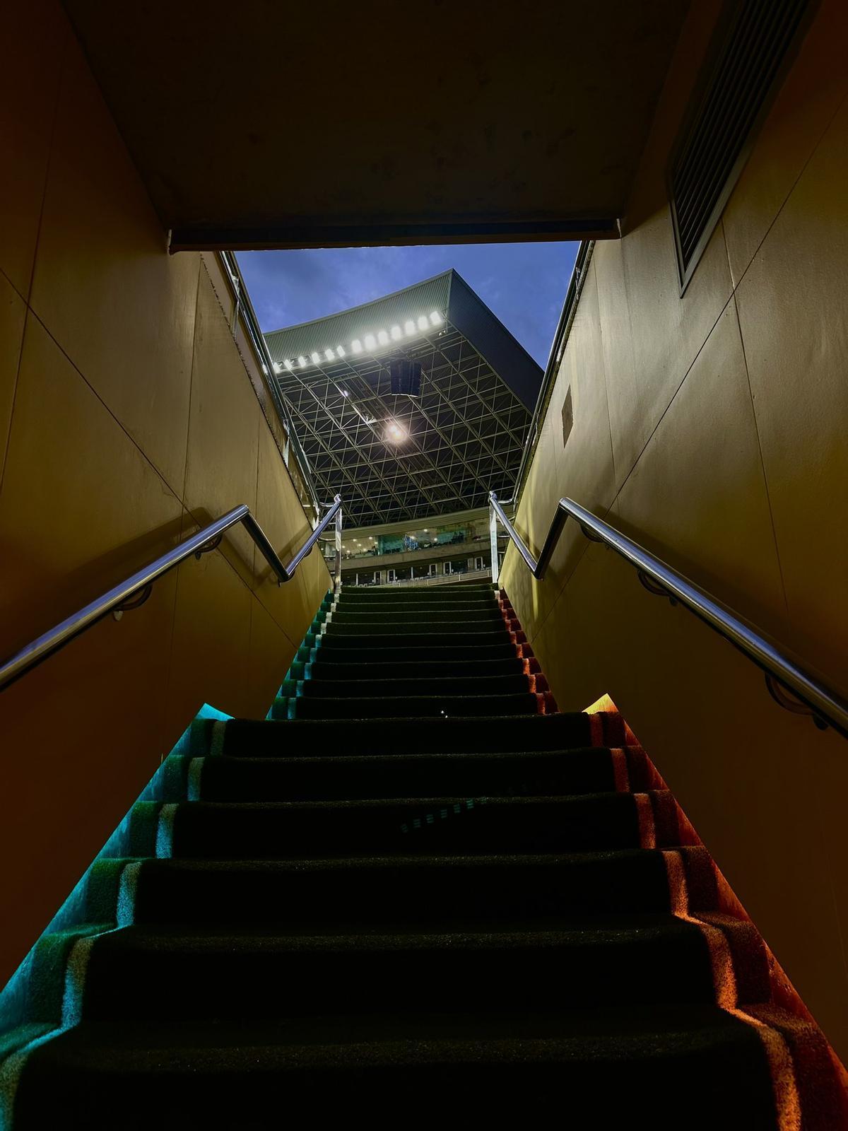Las escaleras el túnel de los vestuarios al verde del Gran Canaria.