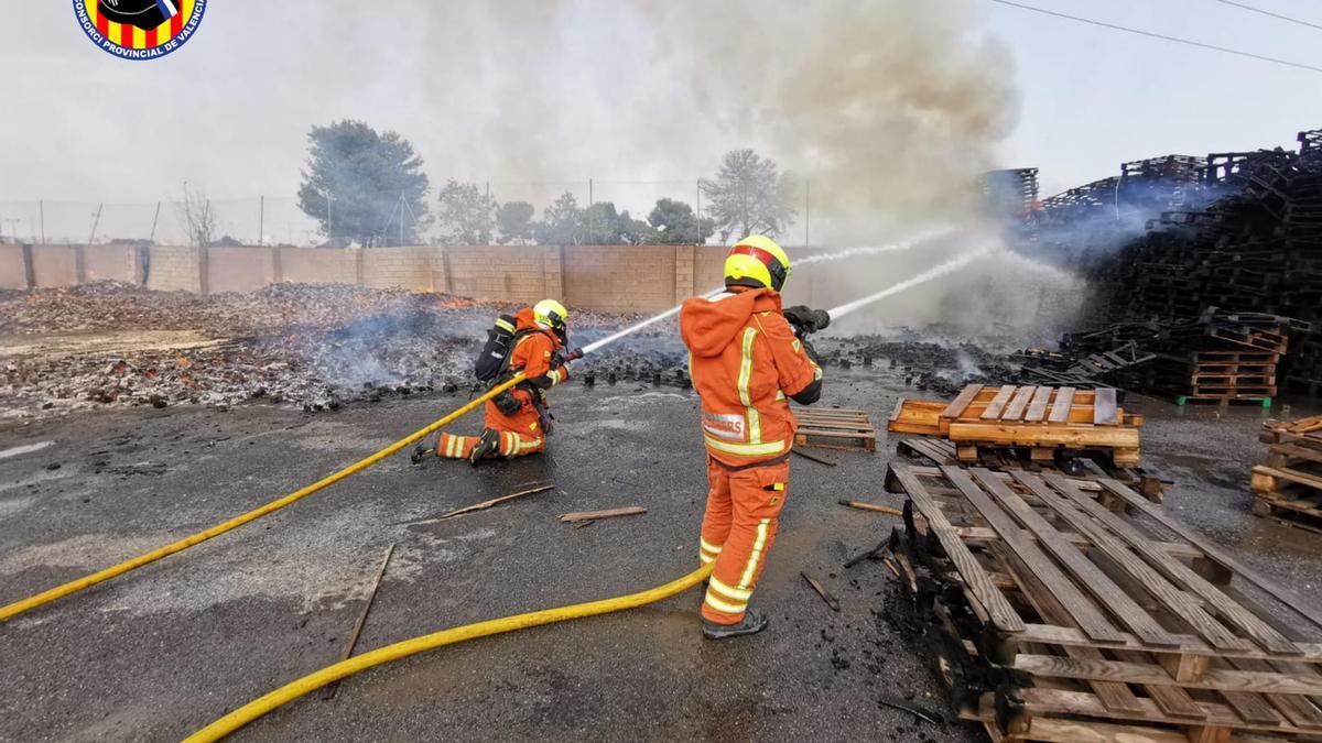 Incendio en una fábrica de palets de Aldaia