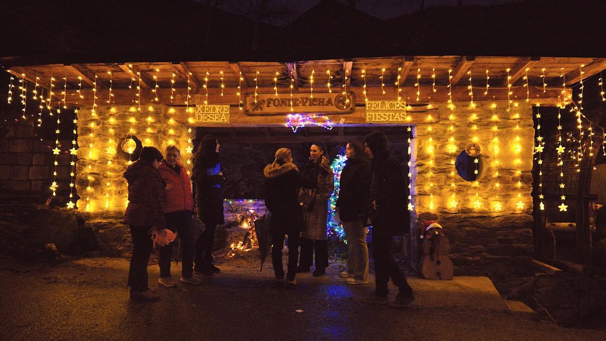 Miembros del jurado del concurso en la fuente iluminada de Xedré.