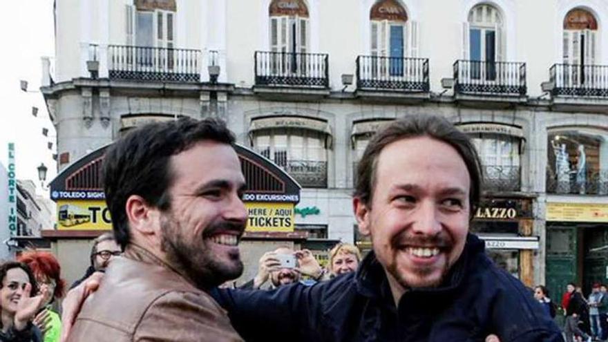 Garzón e Iglesias se abrazan, ayer, en Madrid tras el preacuerdo. // Efe