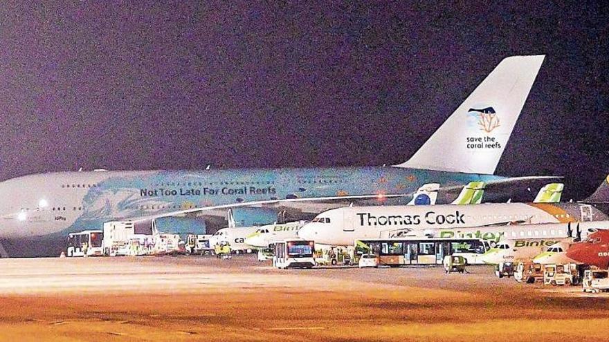 Un avión de Thomas Cook junto a la aeronave comercial más grande del mundo el jueves por la noche en el aeropuerto de Gran Canaria.