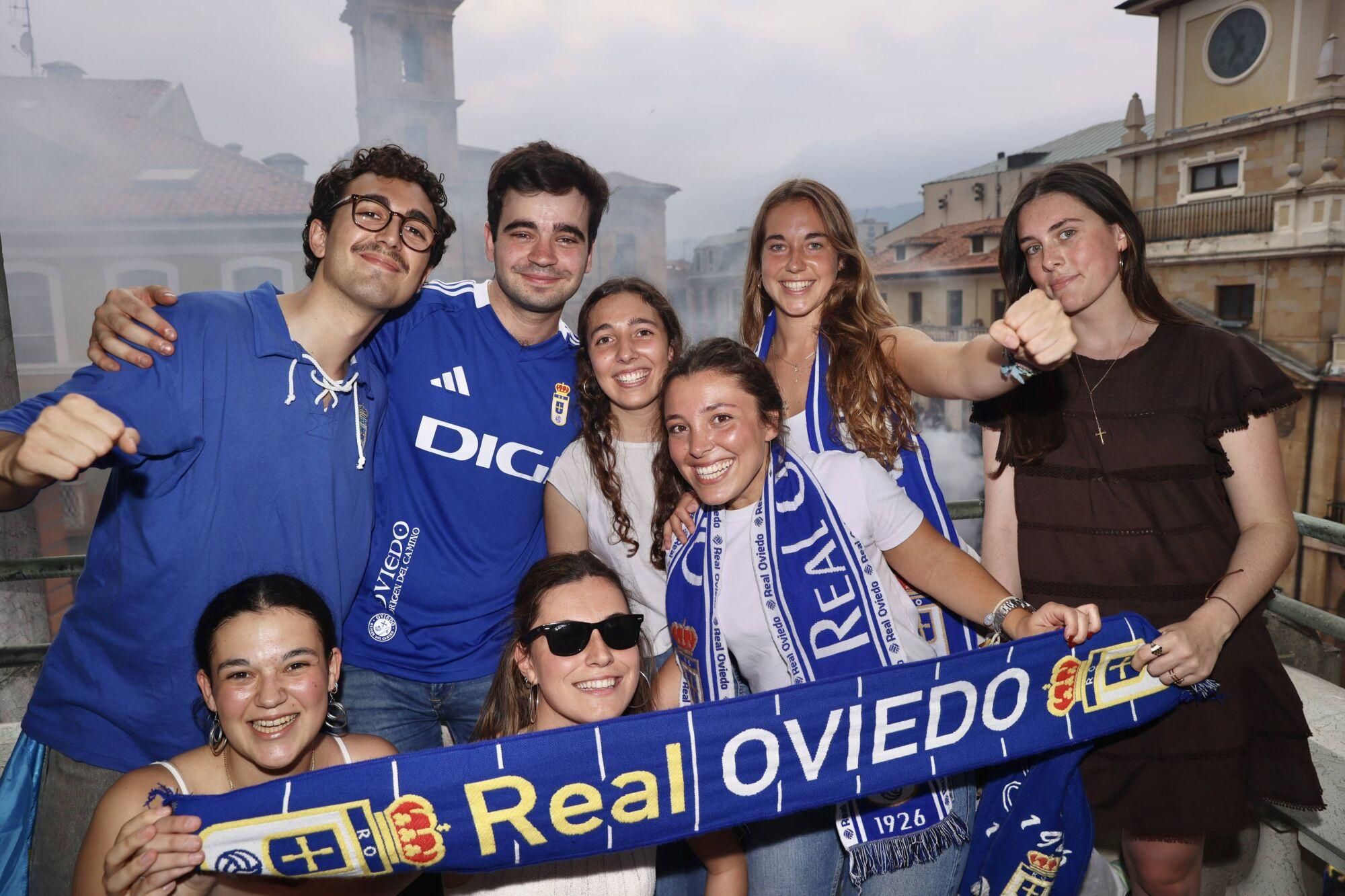 Locura azul en las calles de Oviedo para celebrar el ascenso del equipo a Primera División