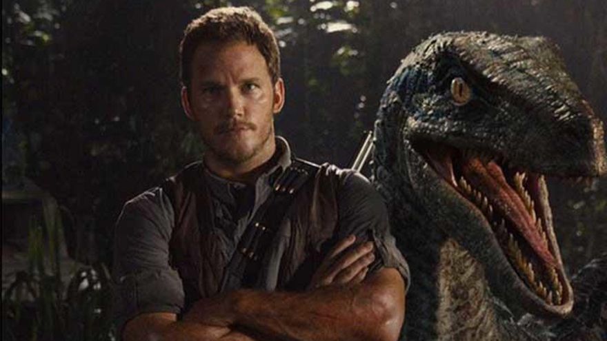 Chris Pratt, amb un dels dinosaures de la pel·lícula.