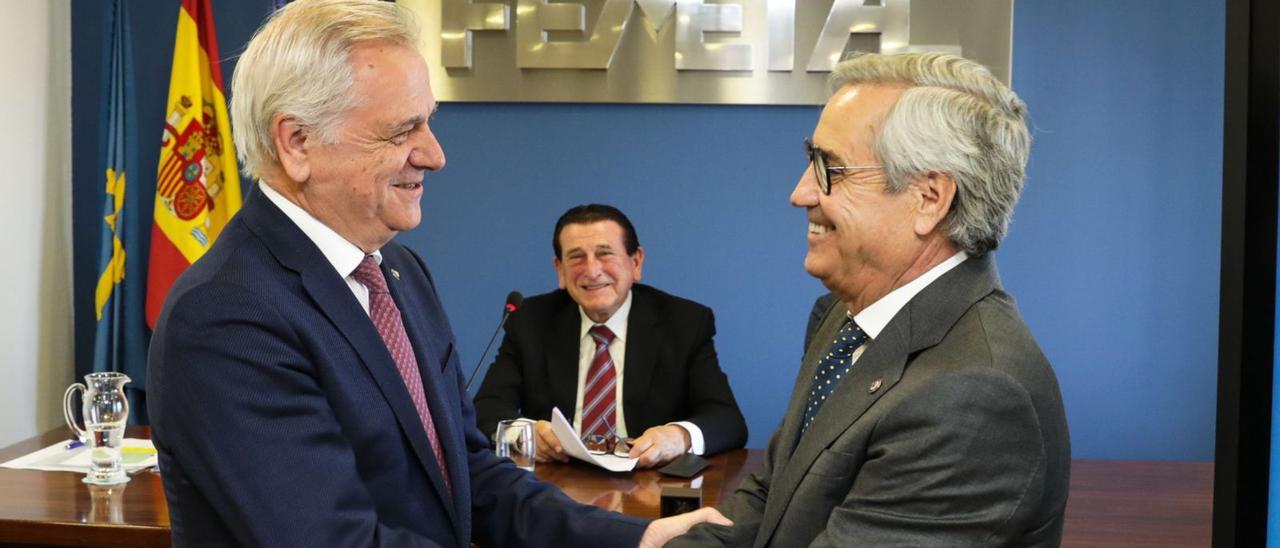 Guillermo Ulacia, a la izquierda, felicitando al nuevo presidente de Femetal, Antonio Fernández-Escandón, con Adolfo García, presidente de la mesa de la asamblea al fondo. | Juan Plaza