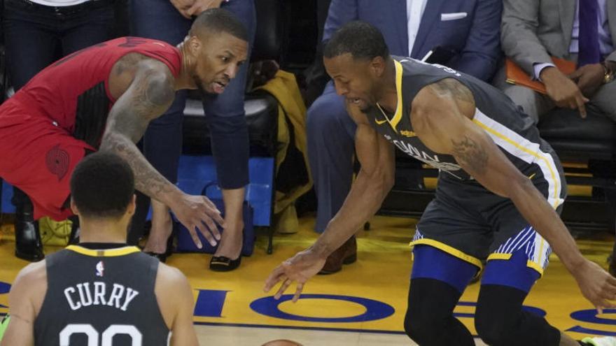 Iguodala frente a Lillard, en el partido.