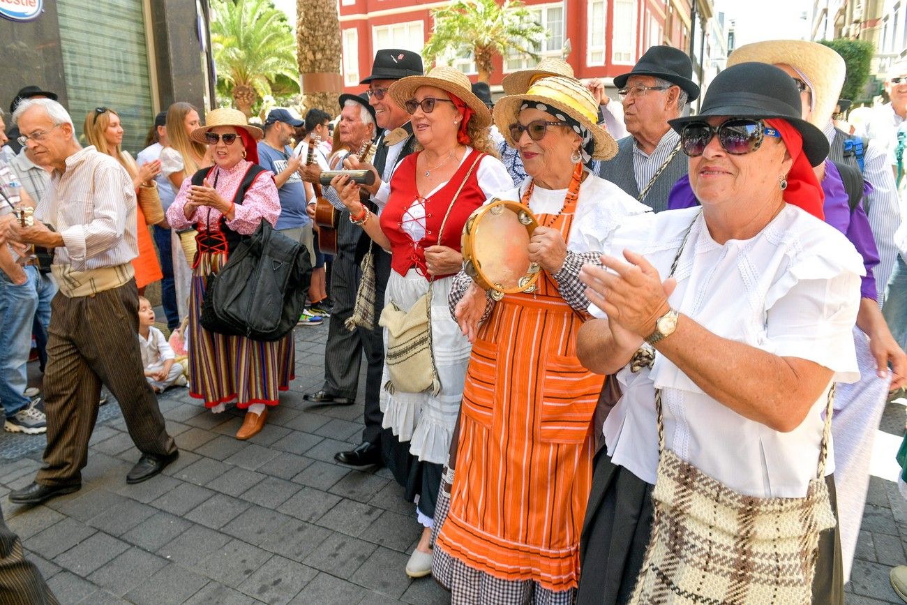 Una romería con bikini en Las Palmas de Gran Canaria