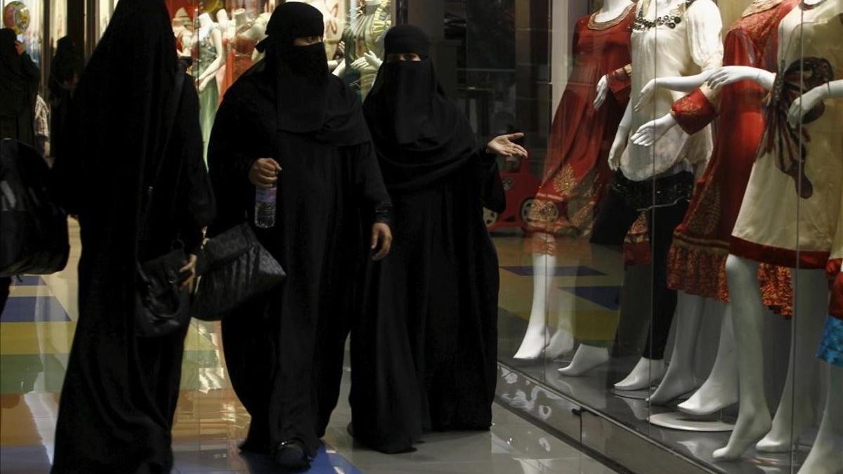 Mujeres de compras en un centro comercial de Riad.
