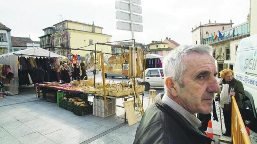 Por la izquierda, Jesús Rodríguez, Cuco Nieto, Laureano Víctor García, Agustín Menéndez, Benjamín Alba, Carlos Manuel Rodríguez Peláez y Pablo Osendi, en la calle Mayor, ante el palacio de los García de Tineo, sede de la Casa de Cultura. / ricardo solís