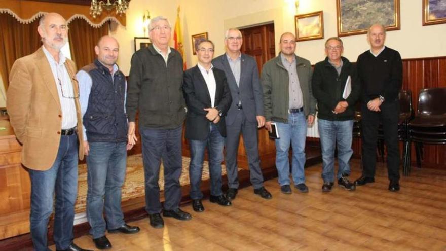 Alcaldes y ediles de los cinco municipios en la reunión mantenida en A Lama. // FdV