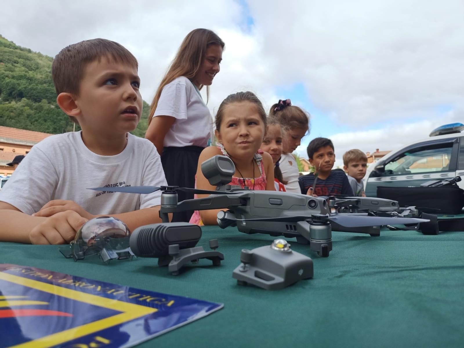 Demostración de la Guardia Civil en el colegio Elena Sánchez Tamargo de Laviana