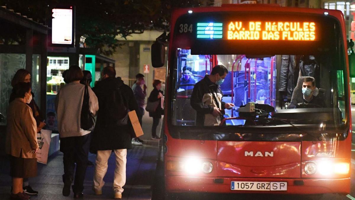 Pasajeros acceden a un autobús en la plaza de Pontevedra. |   // VÍCTOR ECHAVE
