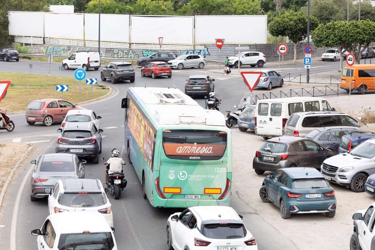 Todas las imágenes del atasco que colapsa la ciudad de Ibiza