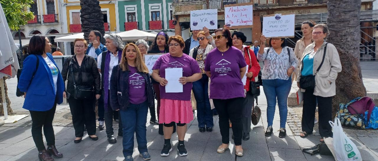 El colectivo de Mujeres Migrantes en la plaza de España de Mérida para la lectura del manifiesto.
