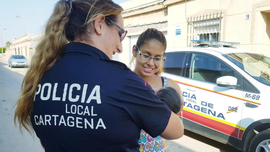 Agentes de la Policía Local de Cartagena ayudan a una embarazada de parto