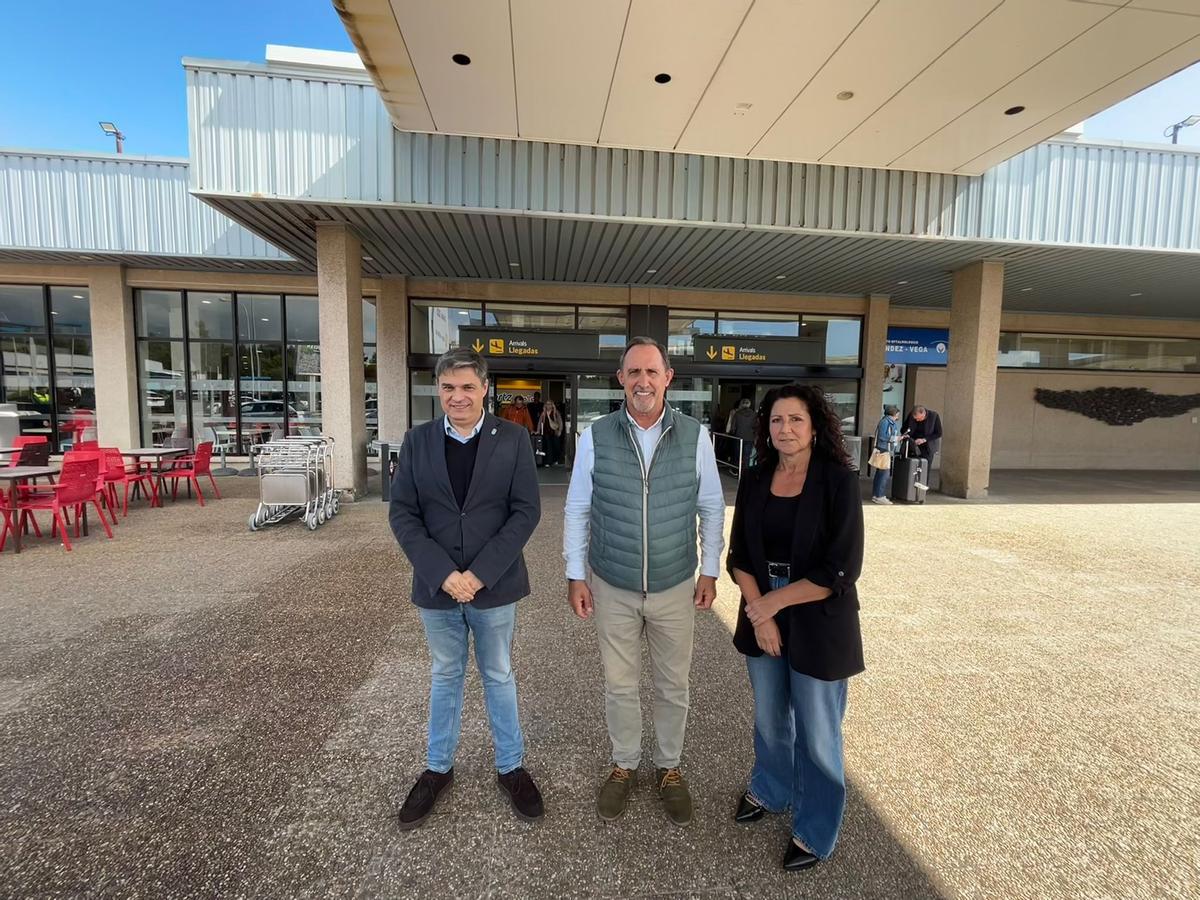 Pedro de Rueda, José Manuel Rodríguez y Marian Carbajal, en el Aeropuerto de Asturias.