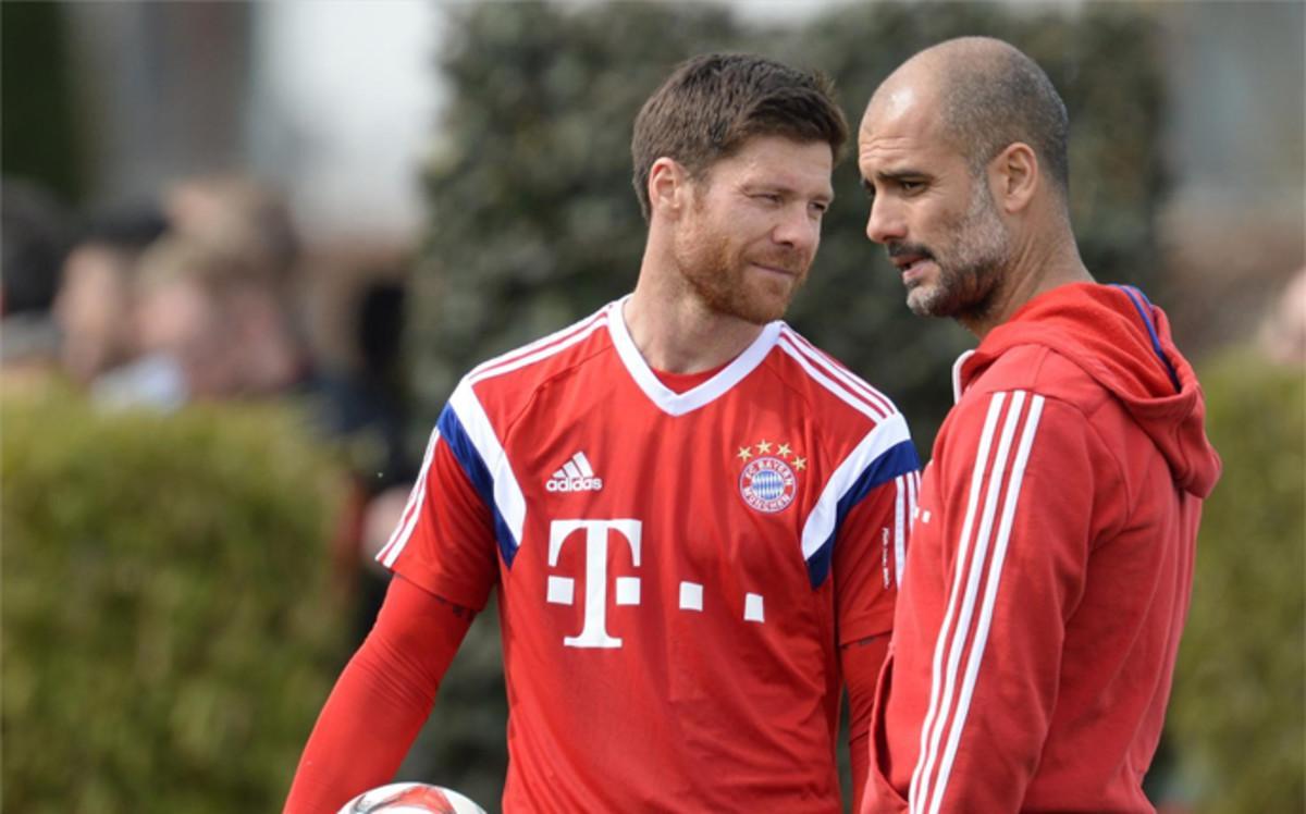 Guardiola, junto a Xabi Alonso